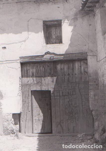 Fotograf&iacute;a antigua: PINA DE EBRO (Arag&oacute;n). Puerta vieja con dibujos e inscripci&oacute;n &laquo;El molino&raquo;. Circa 1970.