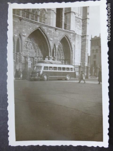 Fotografia antiga: LEON AUTOBUS ANTE LA CATEDRAL ANTIGUA FOTOGRAFIA 6,5 X 9 CMTS