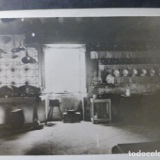 Fotografía antigua: CALATAYUD ZARAGOZA COCINA DE LA POSADA DE LA DOLORES FOTOGRAFIA HACIA 1910 MONTADA EN CARTON 9 X 11
