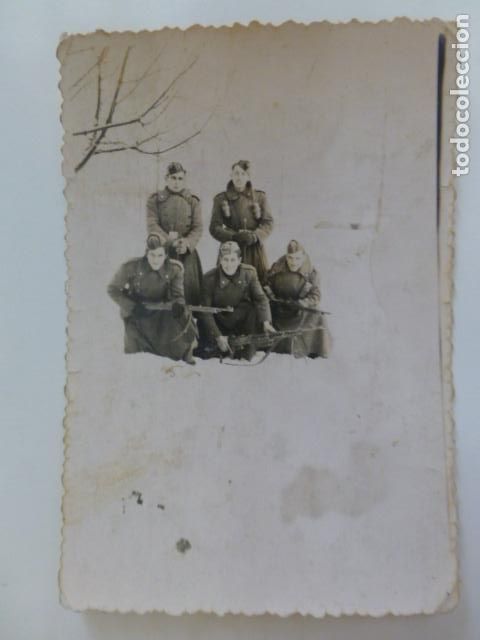 Fotograf&iacute;a antigua: SOLDADOS CON FUSILES EN DIA DE NEVADA ANTIGUA FOTOGRAFIA A&Ntilde;OS 40 6 X 9 CMTS DIVISION AZUL ?
