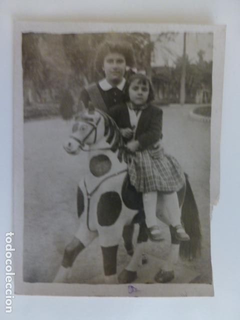 Fotografia antica: RETRATO NI&Ntilde;A CON CABALLITO Y NI&Ntilde;ERA FOT&Oacute;GRAFO AMBULANTE ANTIGUA FOTOGRAF&Iacute;A 8 X 6 CMTS
