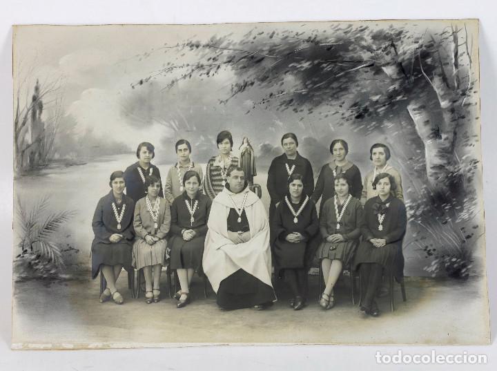 Fotograf&iacute;a antigua: RETRATO ILUMINADO DE GRUPO DE MUJERES CON UN CURA Y VIRGEN DE MADERA. 31X45CM.