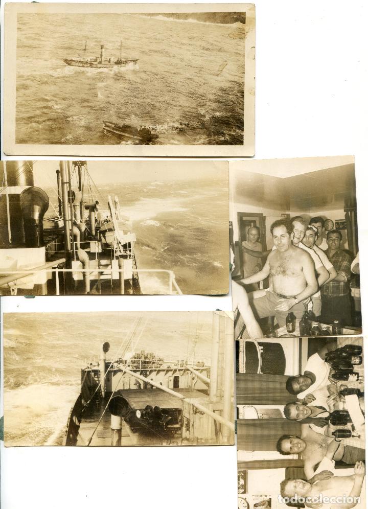 Fotografia antica: Cinco fotograf&iacute;as de un barco en marejada y dos de tripulantes bebiendo cerveza, circa 1950