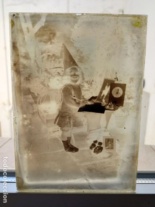 Fotograf&iacute;a antigua: Negativo de cristal. Escena costumbrista. Ni&ntilde;a con fotograf&iacute;as