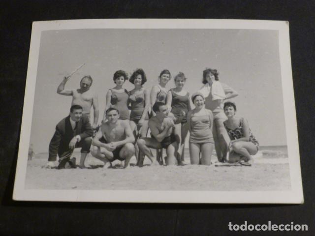 Fotografia antiga: PE&Ntilde;ISCOLA CASTELLON GRUPO EN LA PLAYA ANTIGUA FOTOGRAFIA 7 X 10,5 CMTS