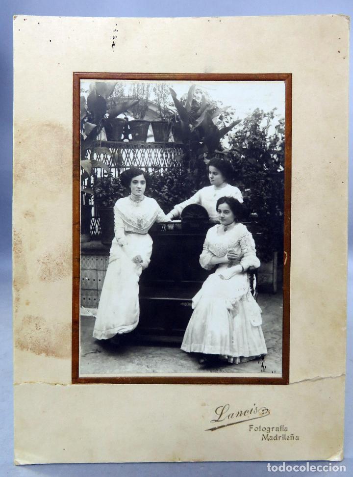 Fotograf&iacute;a antigua: Fotograf&iacute;a tres chicas vestido blanco con banco estudio Lanc&iacute;s Fotograf&iacute;a Madrile&ntilde;a PP S XX