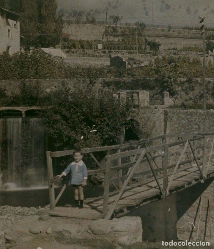 Fotograf&iacute;a antigua: AUTOCHROME LUMI&Egrave;RE. Puente, peque&ntilde;o r&iacute;o y ni&ntilde;o. c.1920
