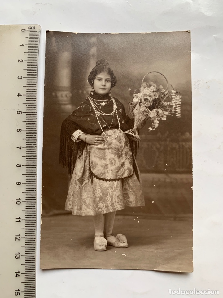 Fotografia antica: FOTO. NI&Ntilde;A GAYATERA CON CESTILLO DE FLORES. I. COLOM, FOT&Oacute;GRAFO. CASTELL&Oacute;N.