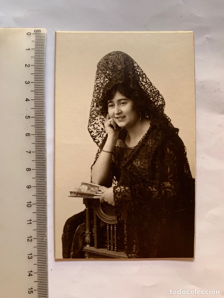 Fotograf&iacute;a antigua: FOTO. JOVEN CON TEJA Y MANTILLA PREPARADA PARA LA FIESTA. FOT&Oacute;GRAFO?. CIUDAD?.
