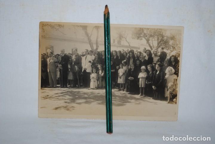 Antique Photography: ESPERANDO EL PAZO DE ALGO RELIGIOSO . CADIZ , A&Ntilde;OS 50