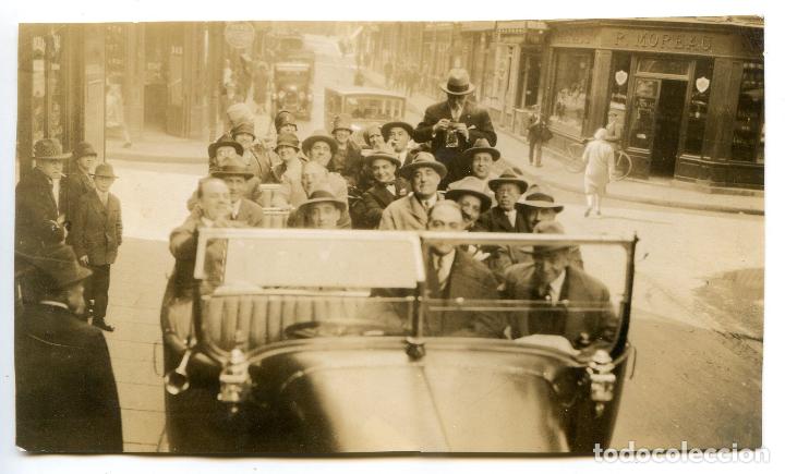 Fotografia antica: Una excursi&oacute;n en autom&oacute;vil descubierto, en alguna ciudad francesa 13,4x7,7 cm circa 1930 turistas