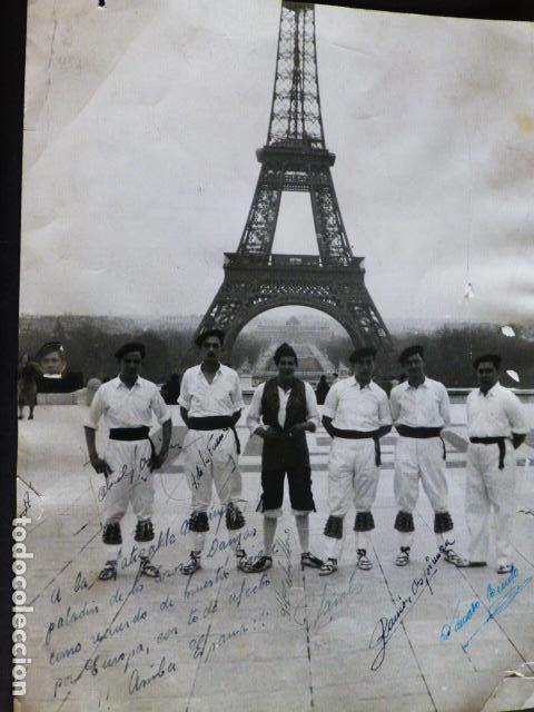 Fotograf&iacute;a antigua: PARIS GRUPO FOLKLORICO VASCO O NAVARRO CON FIRMAS AUTOGRAFAS ANTIGUA FOTOGRAFIA 22 X 16 CMTS