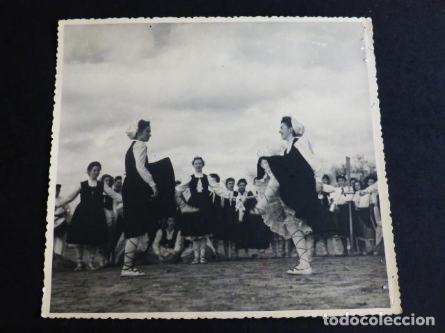 Antique Photography: SAN SEBASTIAN GUIPUZCOA GRUPO DE DANZAS SECCION FEMENINA 1945 ANTIGUA FOTOGRAFIA 16 X 14 CMTS