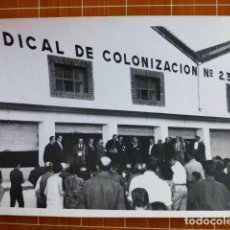 Fotografía antigua: PROVINCIA DE MADRID BODEGAS GRUPO SINDICAL DE COLONIZACION INAUGURACIÓN FOTOGRAFIA 1965. Lote 287674998