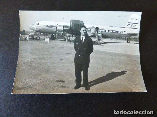 Fotografia antica: PILOTO DE VUELO DE IBERIA JUNTO A AVION DE LA PAA ANTIGUA FOTOGRAFIA 9 X 13 CMTS
