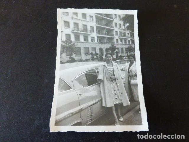 Fotograf&iacute;a antigua: FUENTERRABIA GUIPUZCOA MUJERES JUNTO A AITOMOVIL ANTIGUA FOTOGRAFIA 1956 7 X 10 CMTS