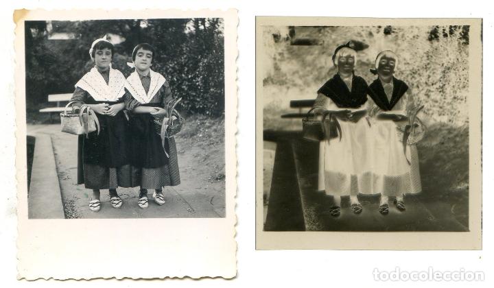Fotografia antica: Dos ni&ntilde;as vestidas de campesinas vascas, y el clich&eacute; 6x7,3 cms