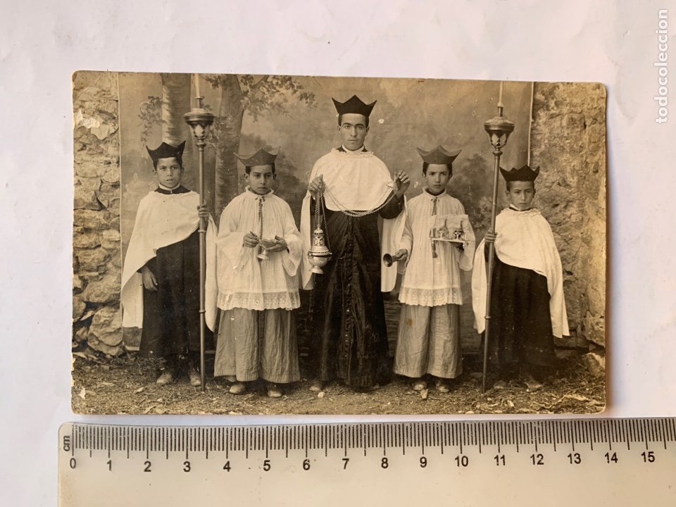 Fotografia antica: FOTO. EL SACRIST&Aacute;N Y LOS AC&Oacute;LITOS, CON VESTIMENTAS DE LA &Eacute;POCA. LOCALIDAD?. FOT&Oacute;GRAFO?.