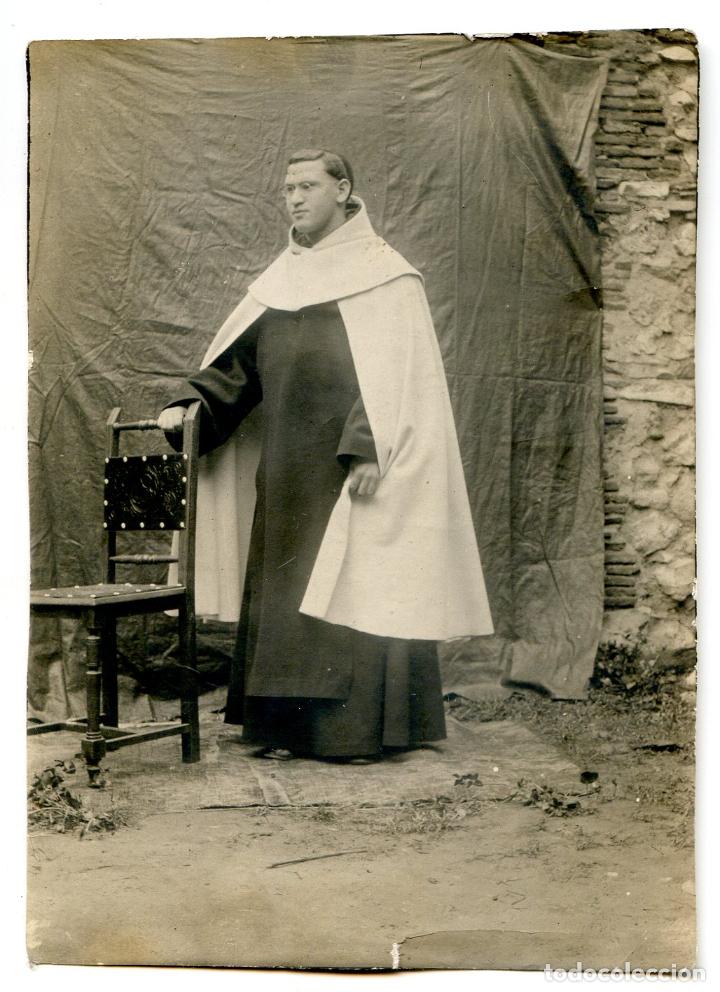 Fotografia antiga: Fraile carmelita ?, fotograf&iacute;a 8,1x11,3, circa 1920, sin indicaci&oacute;n de lugar ni fot&oacute;grafo