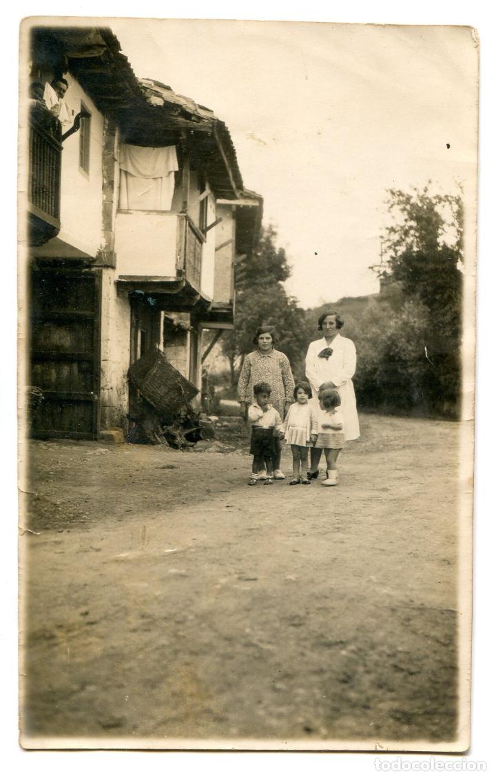 Alte Fotografie: En un pueblo de Cantabria, vivienda tradicional. 8,2x13 cm