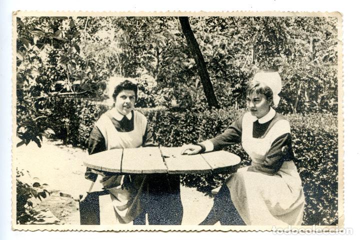 Photographie ancienne: Dos enfermeras, una con emblema en el brazo que no identifico 17x11,4 cm