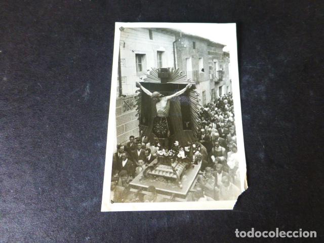 Fotografia antica: PROCESION CON UN CRISTO EN LOCALIDAD A IDENTIFICAR ANTIGUA FOTOGRAFIA A&Ntilde;OS 40 6 X 9 CMTS