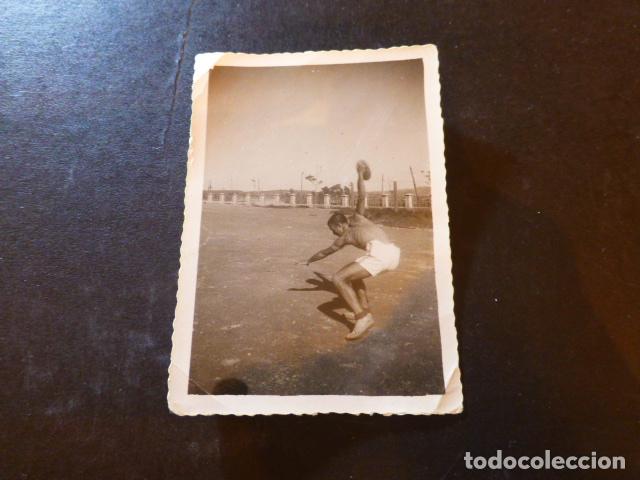 Fotograf&iacute;a antigua: JOVEN DEPORTISTA DISCOBOLO ANTIGUA FOTOGRAFIA 6 X 8,5 CMTS