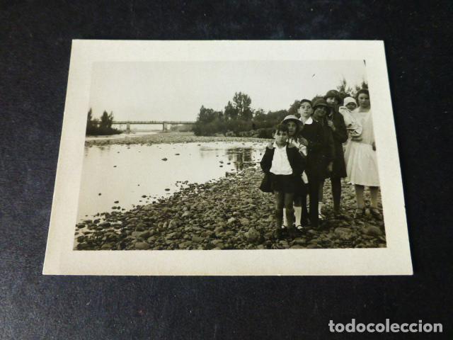 Antique Photography: LEON NI&Ntilde;OS CON NI&Ntilde;ERA JUNTO AL RIO A&Ntilde;OS 20 ANTIGUA FOTOGRAFIA 6,5 X 9 CMTS