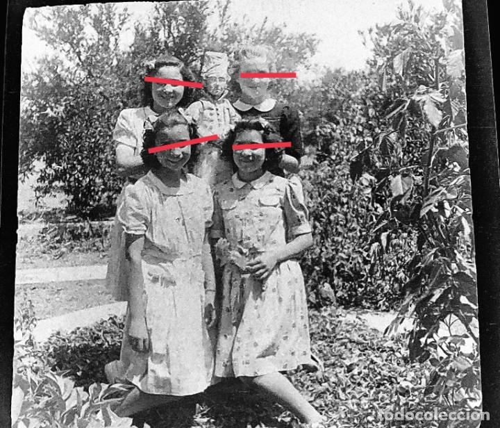 Fotografia antiga: Antiguo negativo o clich&eacute; de fotograf&iacute;a. Se&ntilde;oritas en el campo. Antigua.