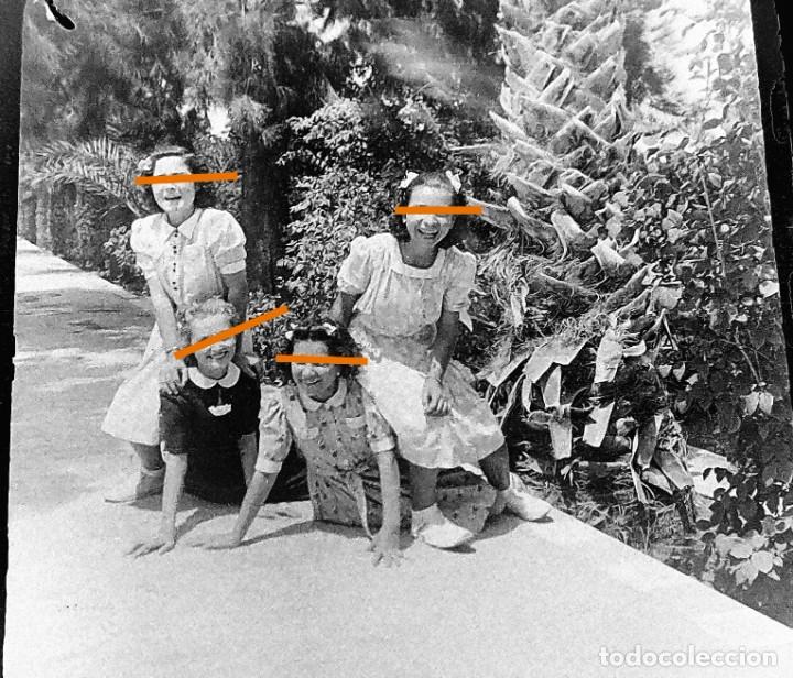 Fotografia antica: Antiguo negativo o clich&eacute; de fotograf&iacute;a. Se&ntilde;oritas en el campo. Antigua.