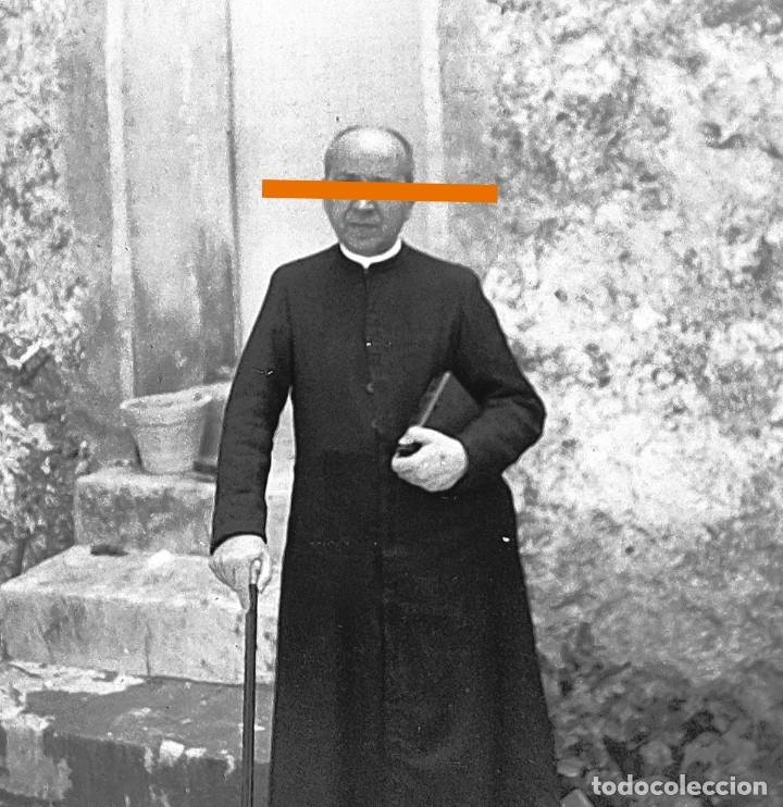 Fotografia antica: Antiguo negativo o clich&eacute; de fotograf&iacute;a. Sacerdote. Antigua.