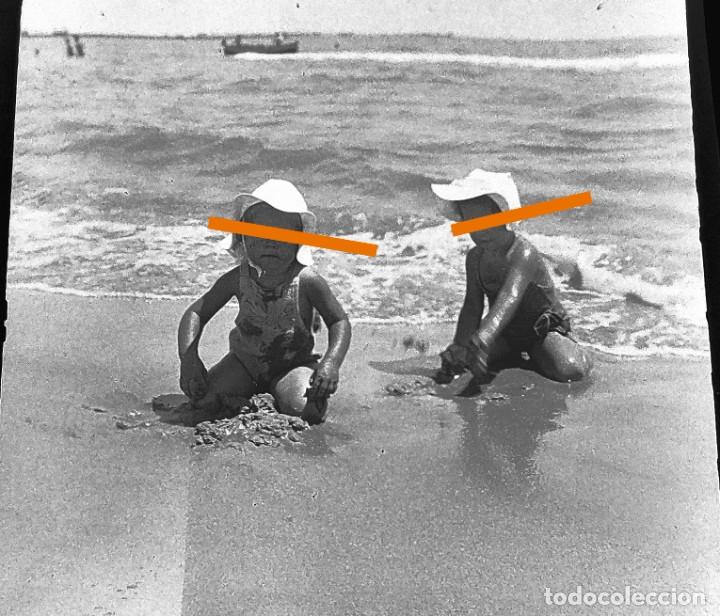 Fotografia antiga: Antiguo negativo o clich&eacute; de fotograf&iacute;a. Ni&ntilde;os en la playa. Antigua.