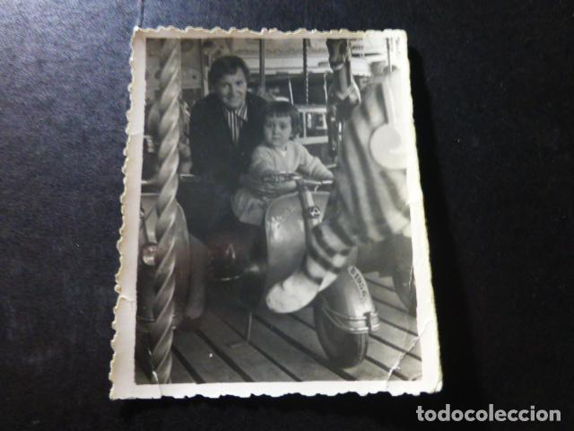 Fotograf&iacute;a antigua: NI&Ntilde;A EN CARRUSEL ANTIGUA FOTOGRAFIA 7 X 11 CTMS
