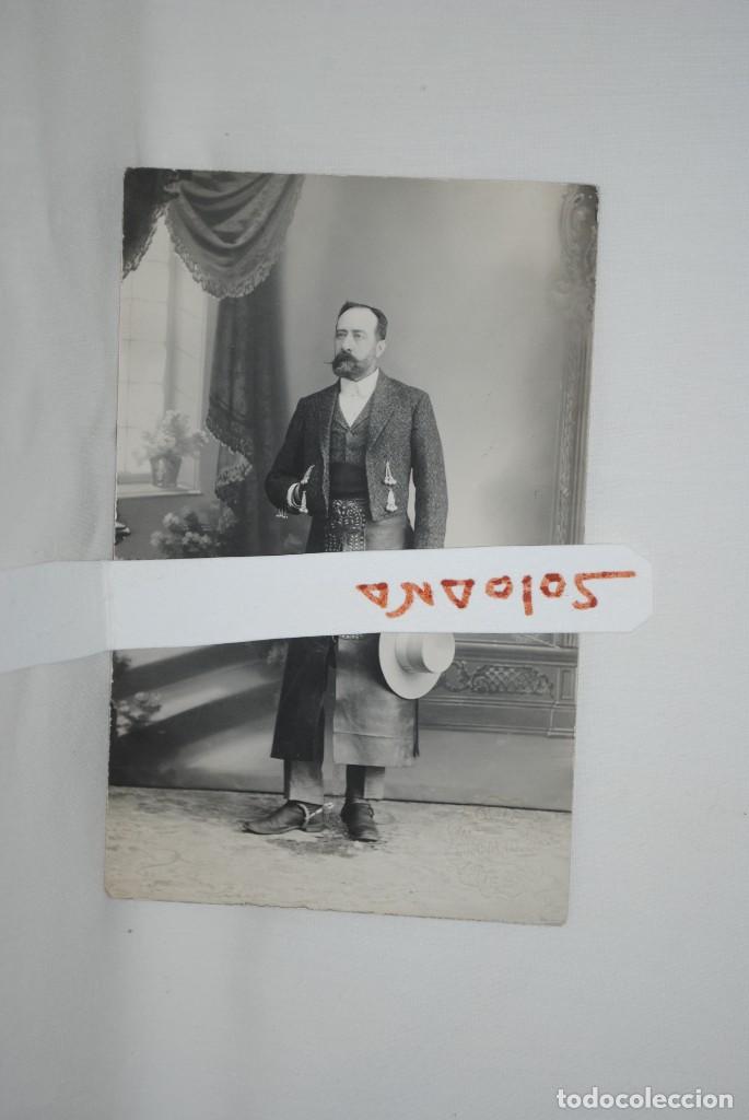 Fotografia antica: FOTO DE SE&Ntilde;OR CON ZAONES Y ESPUELAS .