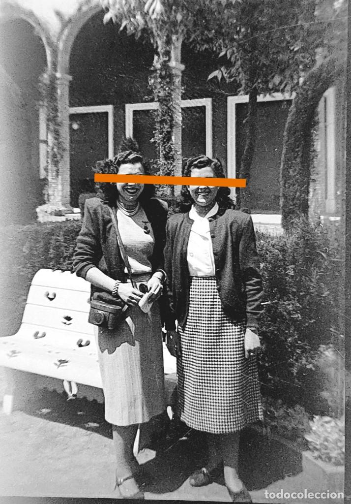 Photographie ancienne: Antiguo negativo o clich&eacute; de fotograf&iacute;a. Se&ntilde;oritas. Antigua.