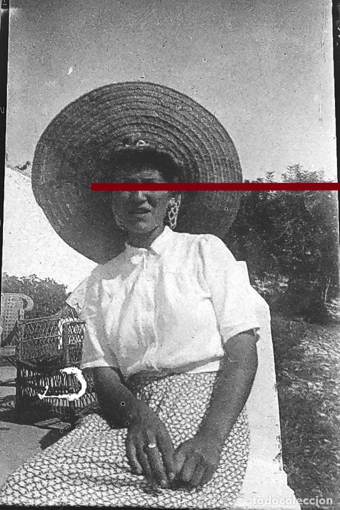 Fotografia antiga: Antiguo negativo o clich&eacute; de fotograf&iacute;a. Chica con gorro de paja. Antigua.