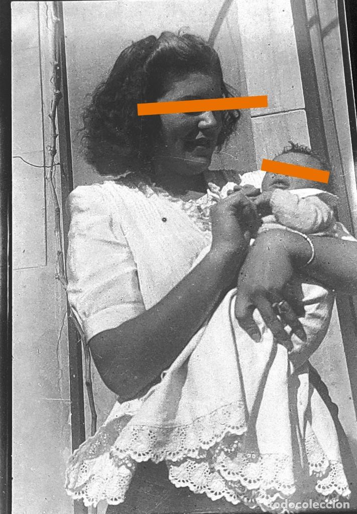 Fotograf&iacute;a antigua: Antiguo negativo o clich&eacute; de fotograf&iacute;a. Se&ntilde;orita y beb&eacute;. Antigua.