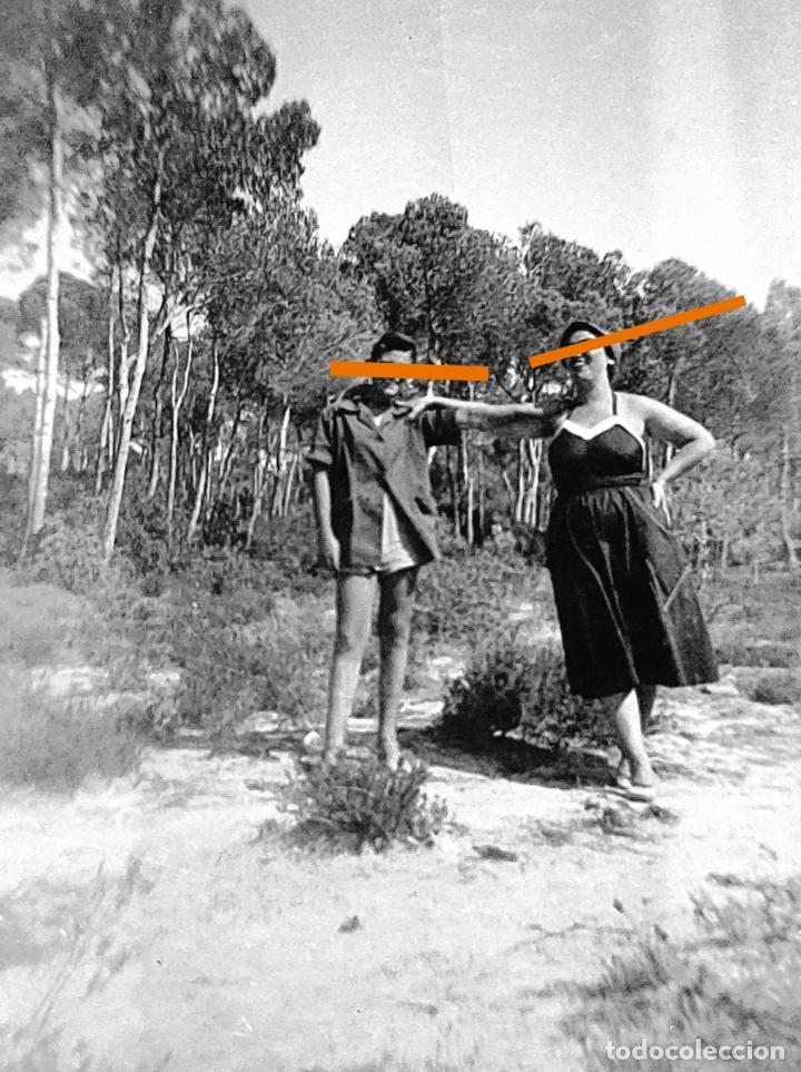 Fotografia antiga: Antiguo negativo o clich&eacute; de fotograf&iacute;a. Chica y Ni&ntilde;o. paisaje rural. Antigua.