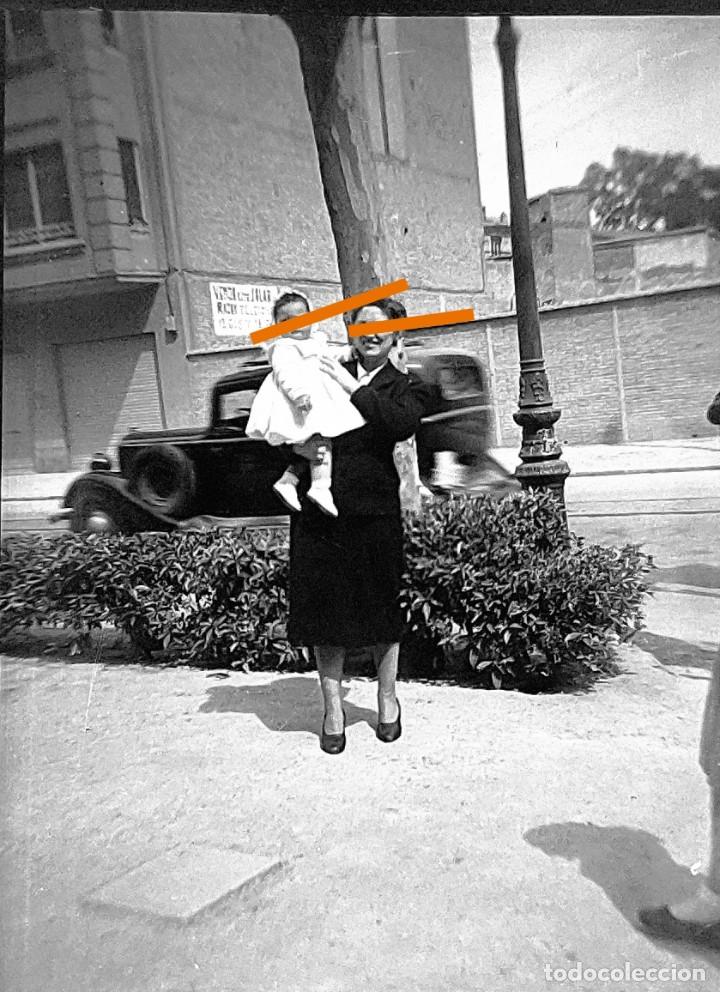 Fotografia antiga: Antiguo negativo o clich&eacute; de fotograf&iacute;a. Se&ntilde;orita y ni&ntilde;a. Antigua.