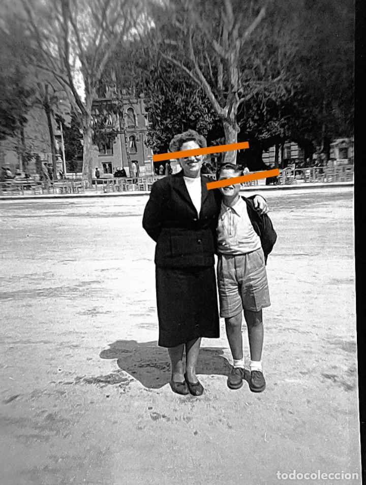 Fotograf&iacute;a antigua: Antiguo negativo o clich&eacute; de fotograf&iacute;a. Se&ntilde;orita y ni&ntilde;o. Antigua.