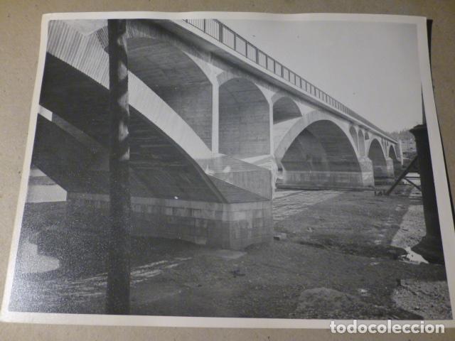Fotografia antiga: PUENTE RECIEN CONSTRUIDO EN LUGAR A IDENTIFICAR ANTIGUA FOTOGRAFIA A&Ntilde;OS 50