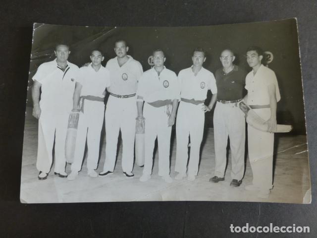 Photographie ancienne: PELOTA VASCA GRUPO DE JUGADORES PELOTARIS EN FRONTON ANTIGUA FOTOGRAFIA 12 X 18 CMTS