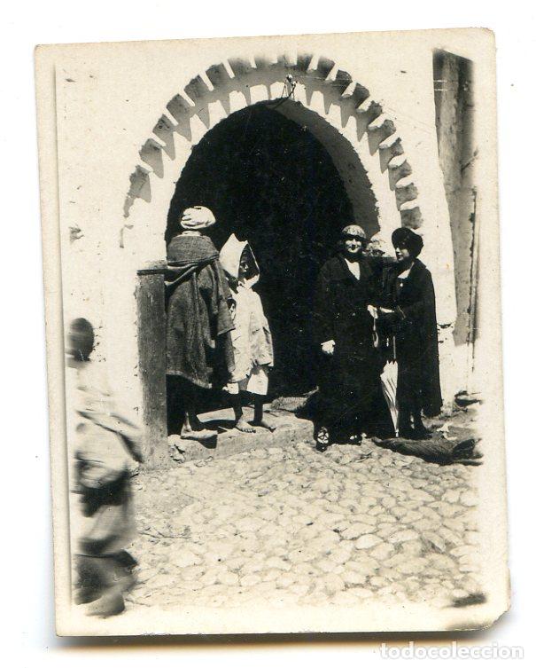 Photographie ancienne: Dos se&ntilde;oritas en una puerta de Tetu&aacute;n, a&ntilde;os 20 o 30, 4,3x5,8 cms.