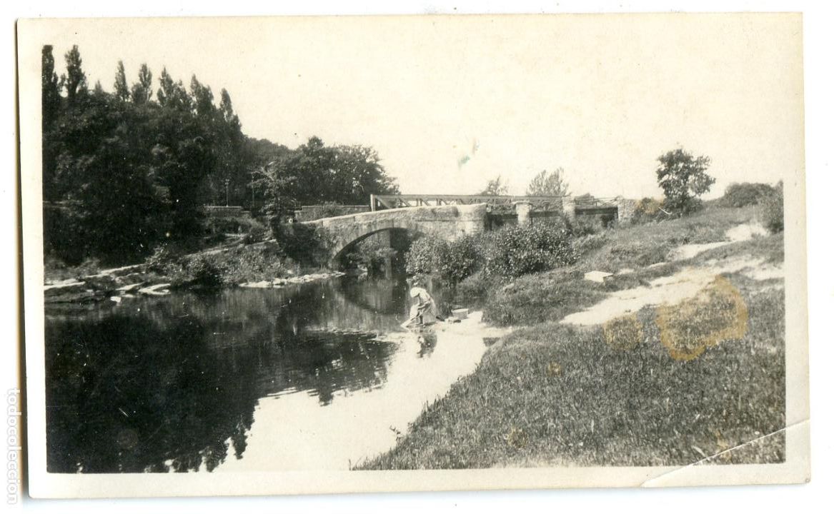 Photographie ancienne: Mujer lavando ropa en un r&iacute;o, a&ntilde;os 20, lugar a identificar, posiblemente Cantabria 10,8x6,6 cm