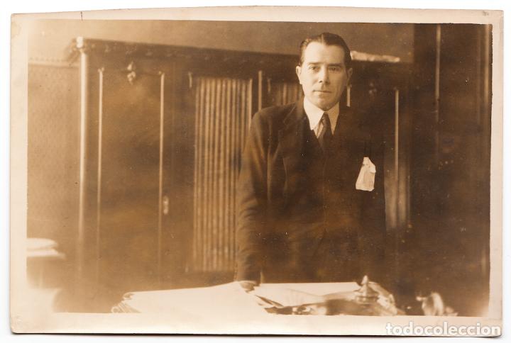 Fotograf&iacute;a antigua: Retrato de personaje en un despacho