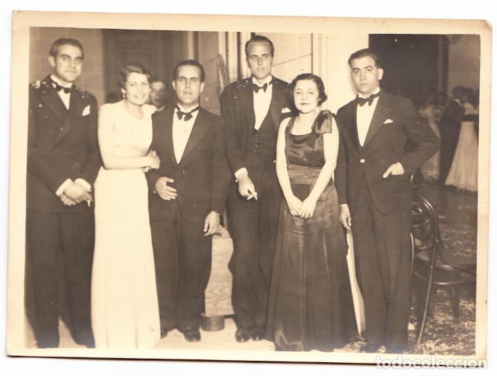 Fotograf&iacute;a antigua: Fotograf&iacute;a grupal de personajes con traje de noche en un baile