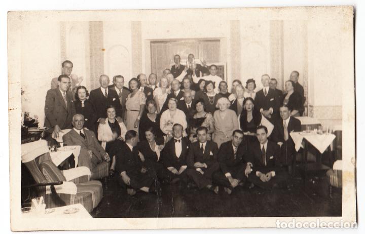 Fotograf&iacute;a antigua: Fotograf&iacute;a grupal con personajes en una celebraci&oacute;n
