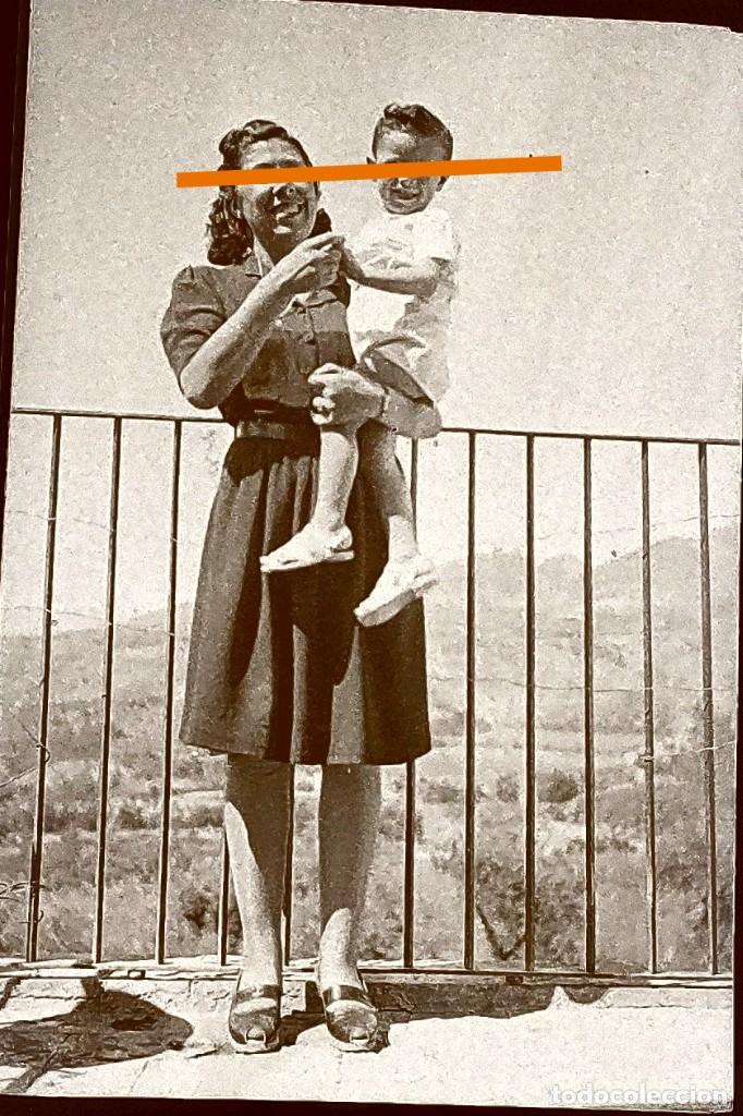 Fotograf&iacute;a antigua: Antiguo negativo de fotograf&iacute;a. Se&ntilde;orita y ni&ntilde;o. Antigua.