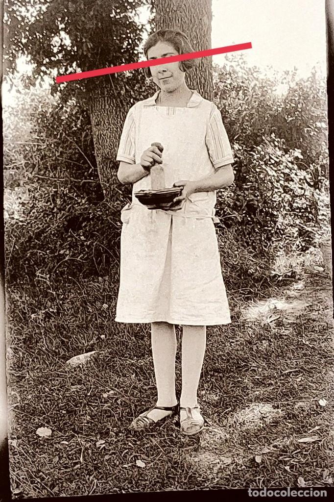 Alte Fotografie: Antiguo negativo de fotograf&iacute;a. Se&ntilde;orita con el mazo. Antigua.