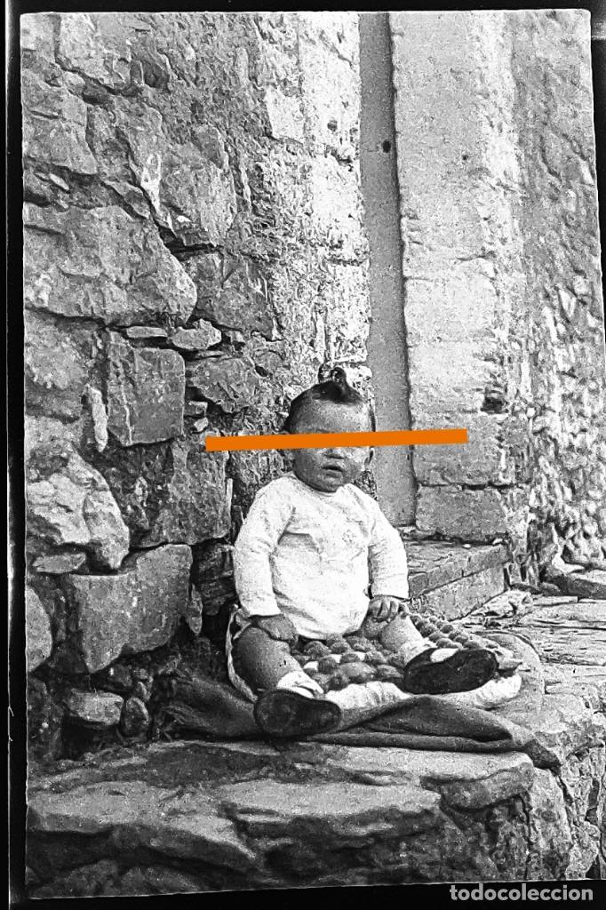 Antique Photography: Antiguo negativo de fotograf&iacute;a. Ni&ntilde;o. Antigua.